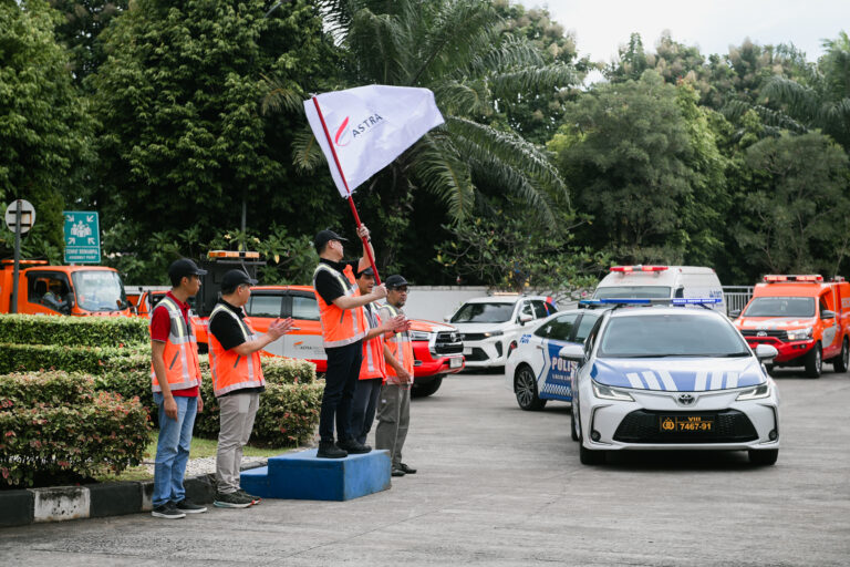 Flag Off Menandakan Kesiapan Petugas dan Kendaraan Operasional dalam Memberikan Pelayanan Terbaik pada Periode Lebaran